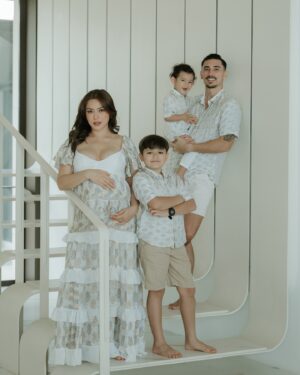 Jessica Iskandar Instagram - Our family is growing 🩷
And we are growing stronger! 

Photo @momentsbygin_ 
Makeup @lonamakeup
Hair @gracesusan.ck
All outfits @paulropp 
Location @saba.estate
