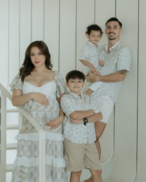 Jessica Iskandar Instagram - Our family is growing 🩷
And we are growing stronger! 

Photo @momentsbygin_ 
Makeup @lonamakeup
Hair @gracesusan.ck
All outfits @paulropp 
Location @saba.estate