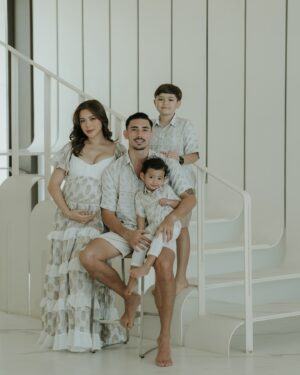 Jessica Iskandar Instagram - Our family is growing 🩷
And we are growing stronger! 

Photo @momentsbygin_ 
Makeup @lonamakeup
Hair @gracesusan.ck
All outfits @paulropp 
Location @saba.estate