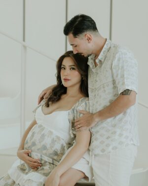Jessica Iskandar Instagram - Our family is growing 🩷
And we are growing stronger! 

Photo @momentsbygin_ 
Makeup @lonamakeup
Hair @gracesusan.ck
All outfits @paulropp 
Location @saba.estate