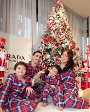 Jessica Iskandar Instagram - Wishing you endless joy, love and laughter this Christmas and always from us five, Family Verhaag💕 

wearing PJs from @marksandspencer_id #MarksandSpencerID

Christmas tree @sevasini.event