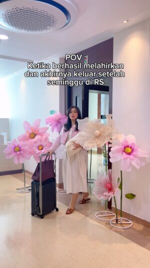 Jessica Iskandar Instagram - 👏🏼👏🏼👏🏼👏🏼👏🏼 tepuk tangan untuk mukzijat Tuhan. 
Melahirkan benar-benar antara hidup dan mati. Sayangi ibumu ya! 

Terima kasih untuk semua peran penting yang membantu agar kembalinya mama Jedar! Tim RSU, Tim Dokter, Tim bidan, Tim suster, Tim gizi, Tim decor @floomflorist_ yang bikin aku semangat lihat bunga-bunga, Tim etc! Terutama support suami @v.andrianto yang tidak pernah berhenti sedetik pun. I love you suamiku.