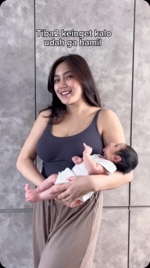 Jessica Iskandar Instagram - Punya anak itu 3 phase :
1. Hamil
2. Melahirkan
3. Menyusui