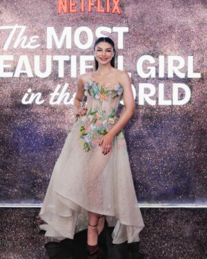 Jihane Almira Chedid Instagram - Netflix Premiere of The Most Beautiful Girl In The World transported me to an ethereal, fairytale-like realm. 

Thank you team 🧚✨🤍

Fashion Stylist @astecat 
Gown @enchantedgown 
Makeup Artist @makeup.aktris @rose7lucky 
Hairstylist @meditrio 
Jewelry @metier.privatejeweller 
Nails @dcbeautycentre_official 
Photographed by @khalid.maula