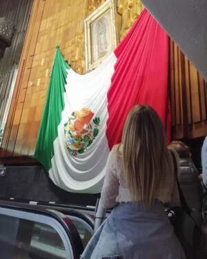Johanna San Miguel Instagram - “NO SE ENTRISTEZCA TU CORAZÓN. ACASO NO ESTOY AQUÍ QUE SOY TU MADRE?” Basílica de La Virgen De Guadalupe. Completamente conmovida con la energía de la oración de tanta gente. No es increíble lo que irradiamos cuando estamos unidos?