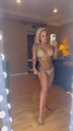 Josetty Hurtado Instagram - I’ve been doing fitness for more than 10 years now and I can’t believe I still get hate on my bulking season!!!
Bulking season is a period when athletes and bodybuilders increase their calorie intake and train hard to gain muscle mass while minimizing fat gain.
And then cutting season
Create a caloric deficit:
To lose body fat, you need to consume fewer calories than you burn.
For best results, you can decrease your calorie maintenance by 15% when you transition from bulking to cutting.
Strength train: Strength training is important during both bulking and cutting phases.
During cutting, it helps minimize muscle loss

He estado haciendo fitness por
mas de 10 anos y ino puedo creer
que todavía reciba críticas durante
mi temporada de volumen!
La temporada de volumen es un período en el que los atletas y culturistas aumentan su consumo de calorías y entrenan
intensamente para ganar masa muscular mientras minimizan la
ganancia de grasa.
Luego viene la temporada de definición:
Crea un déficit calórico:
Para perder grasa corporal, necesitas consumir menos calorías de las que quemas.
Para obtener mejores resultados, puedes reducir tus calorías de mantenimiento en un 15% al pasar de volumen a definición.
Entrenamiento de fuerza: el entrenamiento de fuerza es
importante tanto en las fases de volumen como de definición.
Durante la fase de definición, ayuda a minimizar la pérdida de músculo.

Follow - Sigue @thebodynation 
My motivation ? EL PERREO Adicta al perreo 🏋🏼‍♀️ 🍑 💪🏽 #fitness #fitnessmotivation #fit #healthylifestyle #fitsoo #losangeles #california #oc #orangecounty #irvine