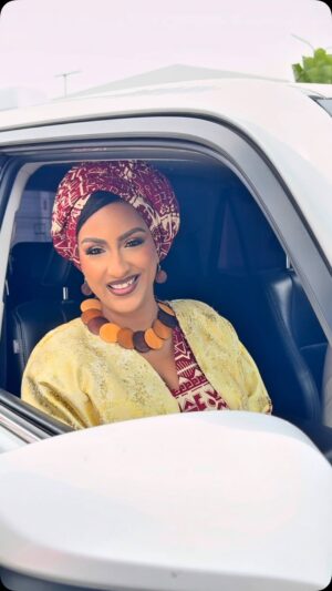 Juliet Ibrahim Instagram - Salut la famille! I arrived the venue of #Showbiz101 workshop which is bringing together creatives from all around the world to learn together, create music together & experience Nigeria and it was an exciting time spent with my co-host @comedianphronesis and so many other talented industry leaders. Thanks @afriquechique for having me as a part of the family! 

The world is in Lagos & it’s going to be so much fun and learning!

Powered by @bridgeafric
Outfit @styledbytimi 
Makeup @make_upbykilo 

#showbiz101