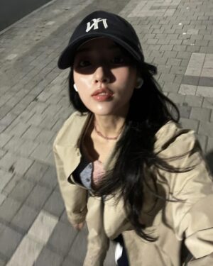 Jung Da-bin Instagram - 🪇🍃 3월팅