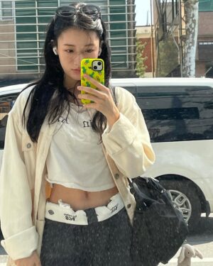 Jung Da-bin Instagram - 🪇🍃 3월팅