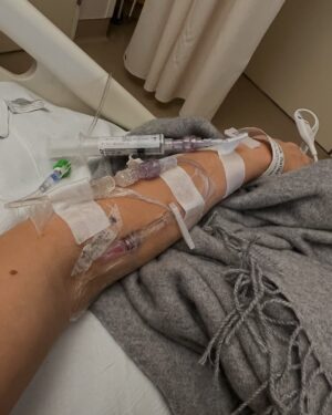 Justine Ezarik Instagram - OLD PHOTOS!! I am ok now!! Just my yearly reminder to you all that blood clots can be fatal! KNOW THE SIGNS, symptoms and if you’re possibly at risk. 

3 years ago today there was a point that I wasn’t sure I’d make it but very grateful for the amazing care from doctors, support from friends and my sister who was there pretty much 24/7 with me! Thx @jennaezarik !!

My diagnosis is thoracic outlet syndrome but there are many things that can lead to blood clots. Like prolonged immobility (long flights!), surgery, cancer, smoking, pregnancy, hormonal birth control, family history, obesity, age, genetic disorders and more. 

Signs and symptoms can vary depending on the location. Pain, swelling, redness, shortness of breath (if the clot travels to your lungs), headaches, weakness, numbness, difficulty speaking (it clot has traveled to your brain). 

Basically if you THINK something is wrong, don’t wait to seek help. I waited a few days after first noticing symptoms but brushed it off because I was “busy” 😳 I definitely won’t do that again! 

I have had to alter some activities I do to avoid possible repercussions but for the most part I am back and doing more than I ever have before! Took awhile to get back to this point but worth it 🙏🏻🩸