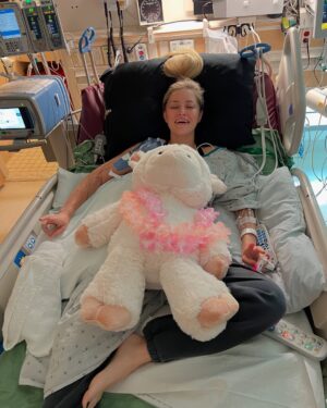 Justine Ezarik Instagram - OLD PHOTOS!! I am ok now!! Just my yearly reminder to you all that blood clots can be fatal! KNOW THE SIGNS, symptoms and if you’re possibly at risk. 

3 years ago today there was a point that I wasn’t sure I’d make it but very grateful for the amazing care from doctors, support from friends and my sister who was there pretty much 24/7 with me! Thx @jennaezarik !!

My diagnosis is thoracic outlet syndrome but there are many things that can lead to blood clots. Like prolonged immobility (long flights!), surgery, cancer, smoking, pregnancy, hormonal birth control, family history, obesity, age, genetic disorders and more. 

Signs and symptoms can vary depending on the location. Pain, swelling, redness, shortness of breath (if the clot travels to your lungs), headaches, weakness, numbness, difficulty speaking (it clot has traveled to your brain). 

Basically if you THINK something is wrong, don’t wait to seek help. I waited a few days after first noticing symptoms but brushed it off because I was “busy” 😳 I definitely won’t do that again! 

I have had to alter some activities I do to avoid possible repercussions but for the most part I am back and doing more than I ever have before! Took awhile to get back to this point but worth it 🙏🏻🩸