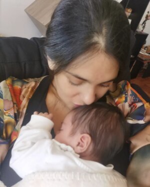 Karol Cariola Instagram - Hoy cumplimos 1 mes de amor y regaloneo ❤️🐥

Este mes junto a mi bebé ha sido una de las cosas más maravillosas que he podido experimentar, cada día que pasa nos conocemos más, nos acercamos, he podido disfrutar cada nuevo gesto en su carita, su mirada cautivadora y atenta, sus olores, su ruiditos de bebé, todo, todo absolutamente todo de él me enamora, verlo crecer es algo inexplicable.

A pesar de que hemos vivido días difíciles, enfrentando una de las más grandes injusticias que me ha tocado vivir en la vida. Tener a mi pequeño Borja me ha permitido sobrellevar todo con fuerza, esperanza y amor, esperando que todo vuelva a su lugar, para que la verdad y la justicia prevalezcan. 💚 

#UnMesBabyBorja
#FelizCumpleMes🐥