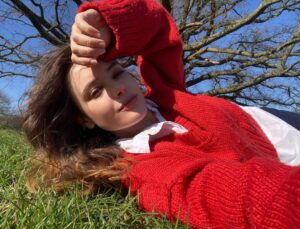 Katherine Langford Instagram - Happy Earth Month 🌷💐🌻🌹
stepping out of winter and darkness, and into a new season gives us the chance to breathe in new life (and recoup our desperately needed vitamin d) There's so much I'm grateful for this year already that I can't even begin to explain... I hope this new chapter, wherever it finds you, is full of light and kindness ❤️ K #wednesdays