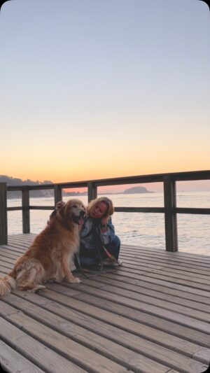 Katherine Salosny Instagram - Aqui estamos con el Rusito celebrando un año mas!  En nuestra puesta de sol en Algarrobo . Una pena porque no esta mi Sol pero alegria porque la vida siempre esta sorprendiendo con el paso del tiempo . Vivir el aqui y el ahora 

Gracias por sus saludos 💛 y por su inmenso cariño