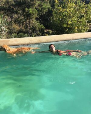 Katherine Salosny Instagram - Sol de mi vida gracias por esta parte de mi historia ..11años juntas mi tremenda compañera junto con mi Rusito..tu ausencia será triste para nosotros pero estarás siempre presente recordando todas tus locuras..mi sonrisa eterna gracias a ti..te amamos mamita hermosa ❤️vuela y nada siempre en Tunquen!!