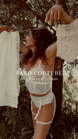 Katja Schuurman Instagram - We gaan het warehouse opruimen om plaats te maken voor een nieuwe collectie. Van een paar items zijn er nog een aantal laatste maten. Daarom geven we 😍korting tot 50%!!!!!! 😍 Wees er snel bij want op = echt op nu.
Heel veel liefs en alvast een sexy cozy season gewenst ;) xxx Katja en Elise @pavocoutureamsterdam @elisejvt #linkinbio
