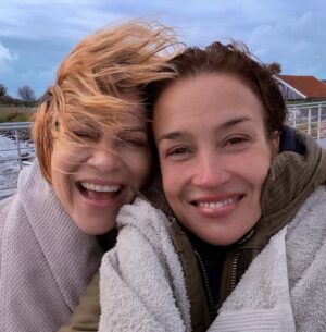 Katja Schuurman Instagram - Onstuimige golven maar heerlijk! Happy sunday! #koudwaterzwemmen #skinnydippen #alive @ellentendamme
