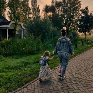 Katja Schuurman Instagram - Ons kleine meisje is vandaag voor het eerst naar school! Geen tranen, wel een beetje spannend.. Aan de hand van haar grote zus naar de school waar Sammie tot een paar jaar geleden nog met zoveel plezier naartoe ging. Alleen is het stenen schoolplein nu omgetoverd tot een ‘Torteltuin’, met moestuin, buitenlokaal, waterpomp waar je lekker modder mee kan fabriceren en te gekke klimtoestellen. Onder de gepassioneerde leiding van @meisjewillem . En met een team van gedreven, lieve, vrolijke en ambitieuze leerkrachten. Ik ben zo dankbaar dat Freek, Emily en ik Coco Loulou hier de komende jaren naartoe mogen brengen! Zet ‘m op kleine aap! #school #eerstedag #apie #leren #spelen #ontwikkelen #deoverhaal