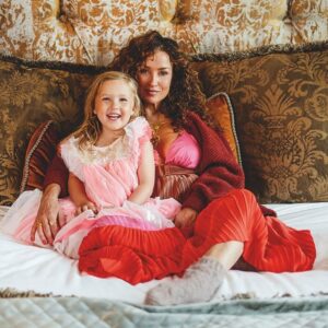 Katja Schuurman Instagram - Me and my kleine doerak 😍  #zonnestraal #clowntje #knuffelkont #slimpie #grapjesmaker #dapperedodo #liefdesbommetje #dochter @libelle