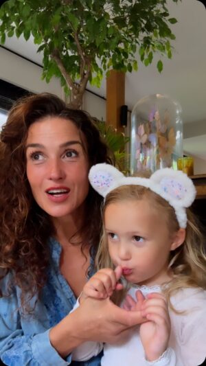 Katja Schuurman Instagram - Coco gaat na de vakantie voor het eerst naar school! Dus wij gaan samen een schooltasje voor haar kopen, en alles dat ze nodig heeft om hard te gaan werken in de kleuterklas 😉 
Voor de kinderen die aan de frontlinie wonen in de Oekraïne beginnen de scholen ook bijna weer. Voor hen is een gevulde schooltas echter niet vanzelfsprekend. De meeste ouders hebben niet het geld voor de benodigde boeken, schriften, schrijfwaren, en ook bijvoorbeeld een bord en bestek voor de schoolmaaltijden. @Cordaid is daarom een actie gestart: ‘Actie Schooltas’. Met een eenmalige donatie help je de kinderen daar om gewoon naar school te kunnen zoals alle kinderen dat verdienen. 
Coco en ik doen natuurlijk mee met de actie van Cordaid. Zodat een kind in Oekraïne ook een goed gevulde schooltas heeft. Doe je ook mee? Zie de link in mijn bio. #cordaid #schooltassenactie #oekraine #kinderen #school #linkinbio