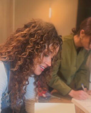 Katja Schuurman Instagram - Vandaag persdag voor @demannenmakerfilm : Vanaf 17  oktober in de bioscoop! (Of de 16e al, als je naar een van de vele ‘ladiesnights’ in het land gaat. Of naar een prosecco avond, voor iedereen! @pathenederland @vue @vuecinemasnl @huubsmit @melissa_drost @gverbaan @leoalkemade @independentfilmsnl @jamel.aattache #film #bioscoop #pers #geengewoneromcom #romcom #vrienden #😁