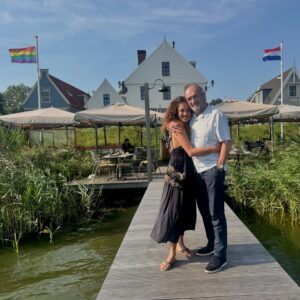 Katja Schuurman Instagram - Een heerlijke middag met mijn vader aan het water, kletsend, in het zonnetje, en met goddelijk eten en zeer gezellige bediening in het prachtige restaurant @restaurantdemark in Durgerdam! #papa #samen @wimschuurman1 #nospon