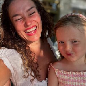 Katja Schuurman Instagram - Dit aapie is vandaag jarig! (Niet tegen haar zeggen hoor, we hebben het vorige week gevierd 🤫☺️) Vier jaar alweer! Wat een zonnestraal in ons leven ben je lieve, grappige, slimme, gezellige, creatieve, vindingrijke, knuffelige Coco Loulou. Je grote zus Sammie en ik houden heel erg veel van je. En wat ben ik blij dat je zo’n lieve en toegewijde vader hebt. En wat ben ik dankbaar dat je zo’n liefdevolle ‘bonusmoeder’ hebt. @freek_van_noortwijk @emilybarendse #🐒 #jarig #4 #🌞 #zonnestraal #zusjes #springkussen #🎂 (Je lievelingsliedje Coco, wat we altijd van je moeten draaien en je dan heel hard meezingt : ‘Starman’ van David Bowie 😁)