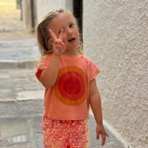 Katja Schuurman Instagram - Dit aapie is vandaag jarig! (Niet tegen haar zeggen hoor, we hebben het vorige week gevierd 🤫☺️) Vier jaar alweer! Wat een zonnestraal in ons leven ben je lieve, grappige, slimme, gezellige, creatieve, vindingrijke, knuffelige Coco Loulou. Je grote zus Sammie en ik houden heel erg veel van je. En wat ben ik blij dat je zo’n lieve en toegewijde vader hebt. En wat ben ik dankbaar dat je zo’n liefdevolle ‘bonusmoeder’ hebt. @freek_van_noortwijk @emilybarendse #🐒 #jarig #4 #🌞 #zonnestraal #zusjes #springkussen #🎂 (Je lievelingsliedje Coco, wat we altijd van je moeten draaien en je dan heel hard meezingt : ‘Starman’ van David Bowie 😁)