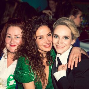 Katja Schuurman Instagram - Wat houd ik van deze vrouwen! Ik kan niet wachten tot we weer samen op de set staan… Tot die tijd vieren we elkaars andere successen. Gisteren de zeer geslaagde comedy ‘De Z van Zus’ van @doesburghbrachavan en @elise_is_here . #sisterhood #premiere #film #bioscoop #feestje #comedy @dezvanzusfilm @birgit.schuurman