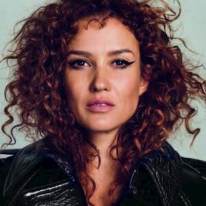Katja Schuurman Instagram - Pfff, die had ik even niet zien aankomen. De overgang. Van sommige dingen denk je toch, tegen alle logica in, dat dat nooit iets met jou te maken gaat hebben. Maar goed. De overgang dus. Of de ‘pre-menopauze’ in mijn geval, want ik kan nog kindjes maken. Blijkt dat ik de psychische variaties waar ik inmiddels behoorlijk goed mee om kon gaan, nu kneiterhard minstens tien keer uitvergroot voor mijn kiezen krijg. Jezum piete. Dat is wel even een bak ellende en uitdaging. Net nu ik weer lekker steady ging. Goed, deze gaan we ook weer tackelen. Want zo doen we dat. Vallen en weer opstaan. Vaak nog sterker dan ervoor. Hoop dat de oestrogeengel waarmee ik net ben begonnen, in combinatie met progesteron capsules, gaan helpen de zon in mijn hoofd weer wat vaker en feller te laten schijnen. En de brainfog te laten optrekken. (En ik hoop dat Jessica in GTST een zonnebril draagt, want dat janken helpt niet bij florissante frisse uitstraling 😏). Goede nieuws: Ik ken mezelf inmiddels goed en bij mij geldt steeds weer: What doesn’t kill you makes you stronger. Ik hoef dus alleen maar te blijven leven.. ☺️🥹😁🌞🌞🌞 #overgang #premenopauze #staypositive #🌞 #gtst (vrij letterlijk hahaha) #goedetijden #oestrogeen