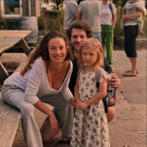 Katja Schuurman Instagram - Ons kleine meisje is vandaag voor het eerst naar school! Geen tranen, wel een beetje spannend.. Aan de hand van haar grote zus naar de school waar Sammie tot een paar jaar geleden nog met zoveel plezier naartoe ging. Alleen is het stenen schoolplein nu omgetoverd tot een ‘Torteltuin’, met moestuin, buitenlokaal, waterpomp waar je lekker modder mee kan fabriceren en te gekke klimtoestellen. Onder de gepassioneerde leiding van @meisjewillem . En met een team van gedreven, lieve, vrolijke en ambitieuze leerkrachten. Ik ben zo dankbaar dat Freek, Emily en ik Coco Loulou hier de komende jaren naartoe mogen brengen! Zet ‘m op kleine aap! #school #eerstedag #apie #leren #spelen #ontwikkelen #deoverhaal