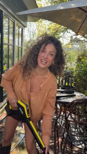 Katja Schuurman Instagram - Het is weer lente 🌸🌼🌷!
Los van het feit dat dat sowieso mijn favoriete tijd van het jaar is – alles bloeit en groeit en de vogeltjes fluiten 🐣 –, betekent het ook dat ik weer aan de slag mag met mijn Kärcher! En dat is na zo’n winter hard nodig.
Ik vind dat oprecht heerlijk om te doen! Het is zó satisfying om met de hogedrukreiniger alle aanslag te lijf te gaan en het groen als sneeuw voor de zon te zien verdwijnen. Wat lekker is, is dat je door de eco!booster 50% meer oppervlakte schoonmaakt, waardoor je sneller klaar bent en daardoor dus ook minder water verbruikt!
Ik word zo blij van werken in de tuin. Nu lekker genieten van het eindresultaat! ☀️🌞 @karchernl #hetkanaltijdkarcher #ad