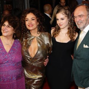 Katja Schuurman Instagram - Met mijn prachtige familie op de rode loper gisteravond bij de première van @demannenmakerfilm @sonjabosverschuur @s.srxx @wimschuurman1 (Dank je wel @claudiaengelsstyling voor deze fantastische jurk van @edwin_oudshoorn en de oorbellen van @parisienne_amsterdam 💛💛💛) (En weer liefdevol gemakeupt door mijn allerliefste @angeliquewoudenberg !)