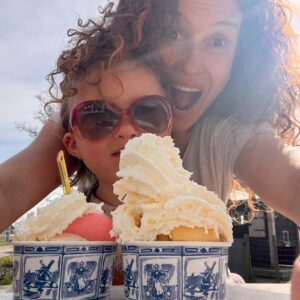 Katja Schuurman Instagram - Het is lente! Dat moet gevierd! #ijs #vandeboerderij #lente 🍦🍧 Bij onze buurtjes Schapenboerderij Lammes-Hopman