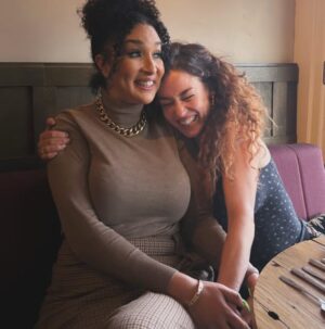 Katja Schuurman Instagram - Wat een fantastische lunch van -tot 23.00 uur 😊- op alle vlakken mogelijk, met deze héérlijke vrouw  @soundos_el_ahmadi #’lunch’ #love