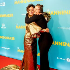 Katja Schuurman Instagram - Dit kind. Jezus wat hou ik veel van haar. Mooier, stoerder, grappiger, slimmer en krachtiger maken ze ze niet hoor. Hier bij de première van De Mannenmaker. (Langer dan haar moeder inmiddels.) Leuke filmtip voor deze wat regenachtige herfstvakantie trouwens! @demannenmakerfilm #bios #🍿#bioscoop #film