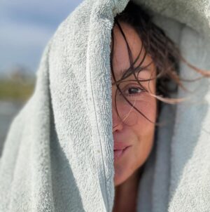 Katja Schuurman Instagram - Oké oké. Brrrrr. Het water is nu wel serieus fris. Even inkomen weer. Maar wat een heerlijk gevoel als het dan lukt te ontspannen, je over te geven, dat de kou verdwijnt, het steeds lekkerder voelt, rustig blijven ademen, en die niet te onderdrukken grote glimlach die dan komt. Het water uit, oerkracht, blij. Daar kan geen koffie tegenop! (Maar ik neem er wel eentje ☺️) #koudwaterzwemmen #markermeer #oer #natuur #power #discipline #hoegoedjejevoeltalsjedoetwatjejevoorneemt #🌊 #💦 #💪🏽