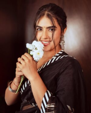 Kavya Thapar Instagram - देखूँ जो आसमाँ से तो इतनी बड़ी ज़मीं
इतनी बड़ी ज़मीन पे छोटा सा एक शहर

छोटे से एक शहर में सड़कों का एक जाल
सड़कों के जाल में छुपी वीरान सी गली

वीराँ गली के मोड़ पे तन्हा सा इक शजर
तन्हा शजर के साए में छोटा सा इक मकान

छोटे से इक मकान में कच्ची ज़मीं का सहन
कच्ची ज़मीं के सहन में खिलता हुआ गुलाब

खिलते हुए गुलाब में महका हुआ बदन
महके हुए बदन में समुंदर सा एक दिल

उस दिल की वुसअ’तों में कहीं खो गया हूँ मैं
यूँ है कि इस ज़मीं से बड़ा हो गया हूँ मैं |