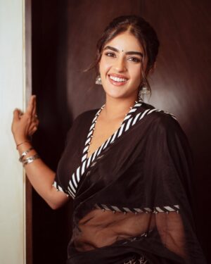 Kavya Thapar Instagram - देखूँ जो आसमाँ से तो इतनी बड़ी ज़मीं
इतनी बड़ी ज़मीन पे छोटा सा एक शहर

छोटे से एक शहर में सड़कों का एक जाल
सड़कों के जाल में छुपी वीरान सी गली

वीराँ गली के मोड़ पे तन्हा सा इक शजर
तन्हा शजर के साए में छोटा सा इक मकान

छोटे से इक मकान में कच्ची ज़मीं का सहन
कच्ची ज़मीं के सहन में खिलता हुआ गुलाब

खिलते हुए गुलाब में महका हुआ बदन
महके हुए बदन में समुंदर सा एक दिल

उस दिल की वुसअ’तों में कहीं खो गया हूँ मैं
यूँ है कि इस ज़मीं से बड़ा हो गया हूँ मैं |