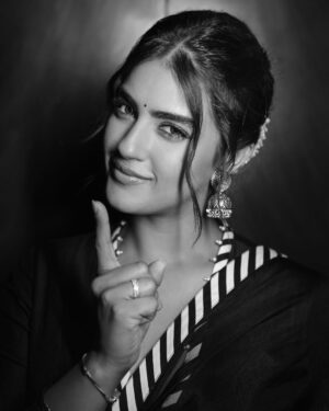 Kavya Thapar Instagram - देखूँ जो आसमाँ से तो इतनी बड़ी ज़मीं
इतनी बड़ी ज़मीन पे छोटा सा एक शहर

छोटे से एक शहर में सड़कों का एक जाल
सड़कों के जाल में छुपी वीरान सी गली

वीराँ गली के मोड़ पे तन्हा सा इक शजर
तन्हा शजर के साए में छोटा सा इक मकान

छोटे से इक मकान में कच्ची ज़मीं का सहन
कच्ची ज़मीं के सहन में खिलता हुआ गुलाब

खिलते हुए गुलाब में महका हुआ बदन
महके हुए बदन में समुंदर सा एक दिल

उस दिल की वुसअ’तों में कहीं खो गया हूँ मैं
यूँ है कि इस ज़मीं से बड़ा हो गया हूँ मैं |