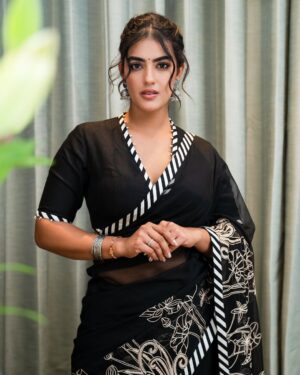 Kavya Thapar Instagram - देखूँ जो आसमाँ से तो इतनी बड़ी ज़मीं
इतनी बड़ी ज़मीन पे छोटा सा एक शहर

छोटे से एक शहर में सड़कों का एक जाल
सड़कों के जाल में छुपी वीरान सी गली

वीराँ गली के मोड़ पे तन्हा सा इक शजर
तन्हा शजर के साए में छोटा सा इक मकान

छोटे से इक मकान में कच्ची ज़मीं का सहन
कच्ची ज़मीं के सहन में खिलता हुआ गुलाब

खिलते हुए गुलाब में महका हुआ बदन
महके हुए बदन में समुंदर सा एक दिल

उस दिल की वुसअ’तों में कहीं खो गया हूँ मैं
यूँ है कि इस ज़मीं से बड़ा हो गया हूँ मैं |