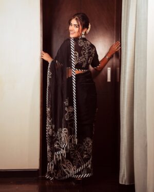 Kavya Thapar Instagram - देखूँ जो आसमाँ से तो इतनी बड़ी ज़मीं
इतनी बड़ी ज़मीन पे छोटा सा एक शहर

छोटे से एक शहर में सड़कों का एक जाल
सड़कों के जाल में छुपी वीरान सी गली

वीराँ गली के मोड़ पे तन्हा सा इक शजर
तन्हा शजर के साए में छोटा सा इक मकान

छोटे से इक मकान में कच्ची ज़मीं का सहन
कच्ची ज़मीं के सहन में खिलता हुआ गुलाब

खिलते हुए गुलाब में महका हुआ बदन
महके हुए बदन में समुंदर सा एक दिल

उस दिल की वुसअ’तों में कहीं खो गया हूँ मैं
यूँ है कि इस ज़मीं से बड़ा हो गया हूँ मैं |