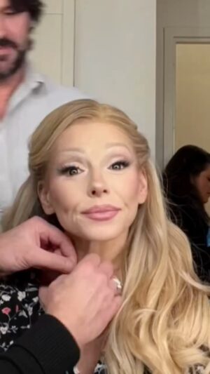 Kelly Ripa Instagram - Follow me beyond Oz into the land of make believe. Let’s hear it for the actual wizards 🪄🔮@kristoferbuckle @ryantrygstadhair #AfrertheOscars