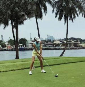 Kelly Tandiono Instagram - Keep calm and golf on ❤️
.
#SentosaGolfClub #golf #golfer #Singapore