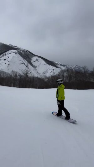 Kelly Tandiono Instagram - My new favorite place to snowboard Hakuba, Japan ♥️
.
#snowboard #wintersport #hakuba #japan