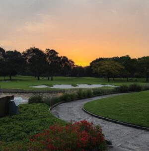 Kelly Tandiono Instagram - Keep calm and golf on ❤️
.
#SentosaGolfClub #golf #golfer #Singapore