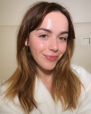 Kiernan Shipka Instagram - The secret to Actress Kiernan Shipka’s red carpet routine? Getting ready with CHANEL Skin Expert @thebeautysandwich—firming, lifting and sculpting the appearance of her skin with the ultimate combination of infrared light, radio-frequency technology and the restorative power of the SUBLIMAGE skincare line! #welovecoco
(@kiernanshipka)

—
SUBLIMAGE L’HUILE-EN-GEL DE DÉMAQUILLAGE Ultimate Comfort and Radiance-Revealing Gel-to-Oil Cleanser
SUBLIMAGE LA LOTION
SUBLIMAGE LE MASQUE Ultimate Mask
SUBLIMAGE LE SÉRUM Ultimate Serum 
SUBLIMAGE LE SÉRUM YEUX Ultimate Eye Serum 
SUBLIMAGE LA CRÈME YEUX Ultimate Eye Cream 
SUBLIMAGE LA CRÈME TEXTURE UNIVERSELLE Ultimate Cream

#KiernanShipka