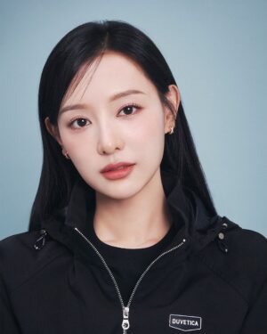 Kim Ji-won Instagram - #duvetica #듀베티카 ♥︎🖤♥︎