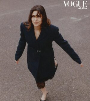 Kinzy Diab Instagram - VOGUE ARABIA x LEVITATE ☁️

Thank you @voguearabia for featuring us in your June Edition <3

Our group exhibition 𝓛𝓮𝓿𝓲𝓽𝓪𝓽𝓮 opens tomorrow at 4 Garden Walk EC2A 3EQ.

Link for the article: https://ar.vogue.me/ثقافة-2/الفنّ-أولاً-معرض-ليڤيتيت-حياتي-دايريز/ 

Photography: @elliotjameskennedy 
Fashion Editor: @nat_westernoff 
Style: @suzannahsnow 
Makeup: @anastasiaborovik_ 
Hair: @_uchinokura_hair 
Production: @jj.mediagroup @naomibergau 
Lighting: @jjlighting_ 
Studio: @jjstudioslondon_ 
Words: @jeannineyazbeck.ak