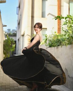 Actress Komal Meer HD Photos and Wallpapers April 2025